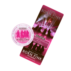 Holograficzna przypinka BLACKPINK [BORN PINK] IN CINEMAS (wersja 2) + BILET GRATIS!